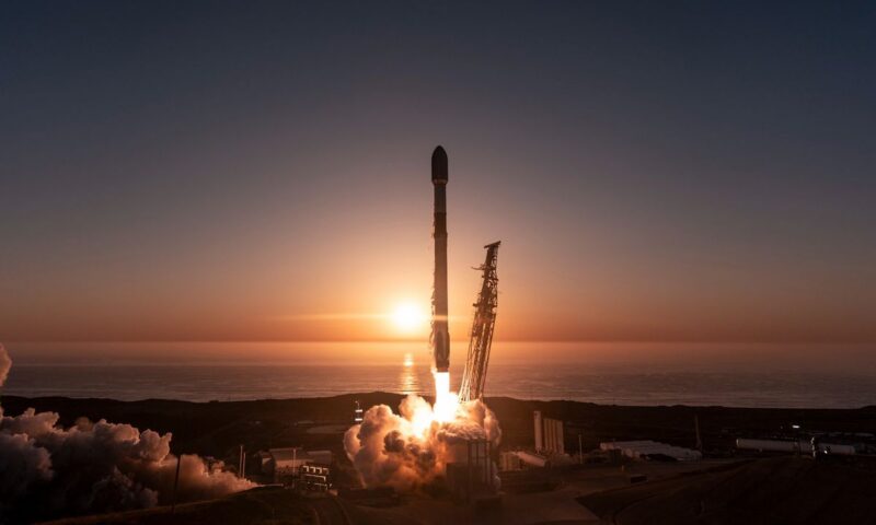 SpaceX launches Starlink satellites on stunning sunset Falcon 9 flight (video)