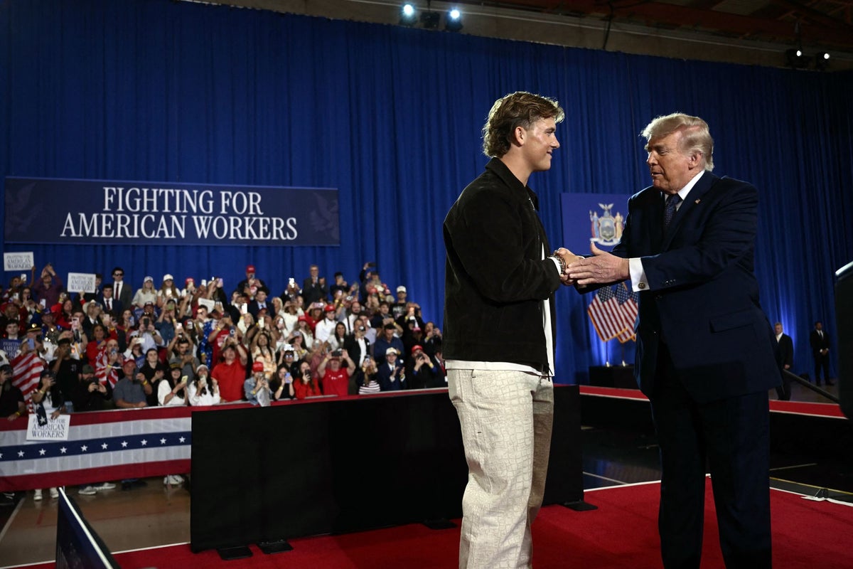 Jaxson Dart tried to clear the air with his teammates after Trump rally outcry. Here’s how they reacted