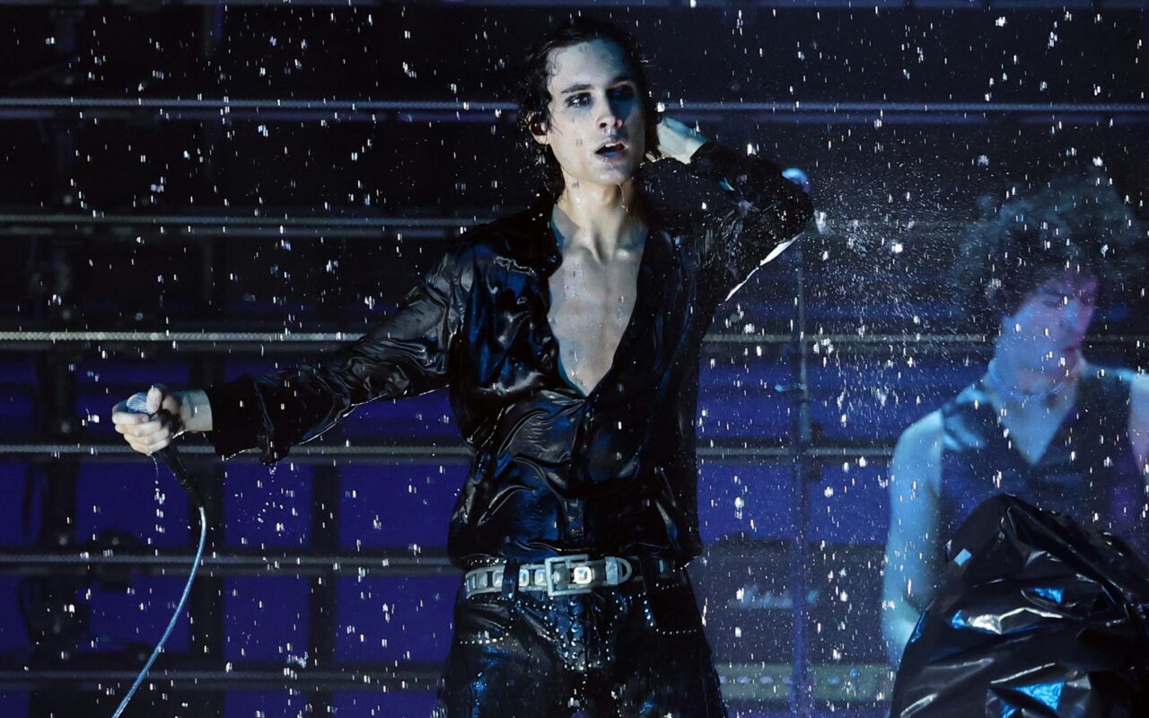 Sombr Makes It Rain at the American Music Awards With Splashy Version of ‘Homewrecker’