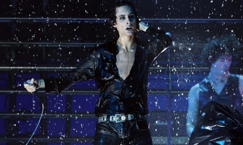 Sombr Makes It Rain at the American Music Awards With Splashy Version of ‘Homewrecker’