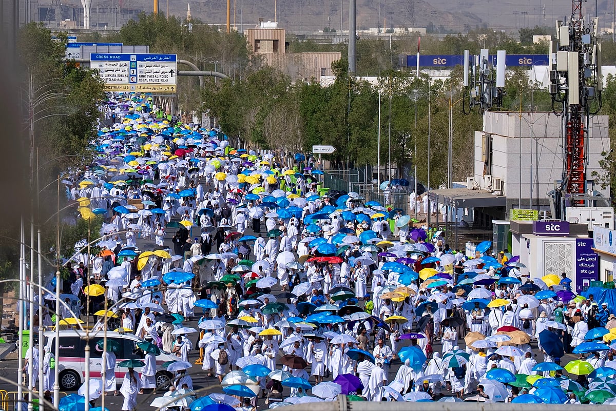 ضيوف الرحمن ينفرون من عرفات إلى مزدلفة 