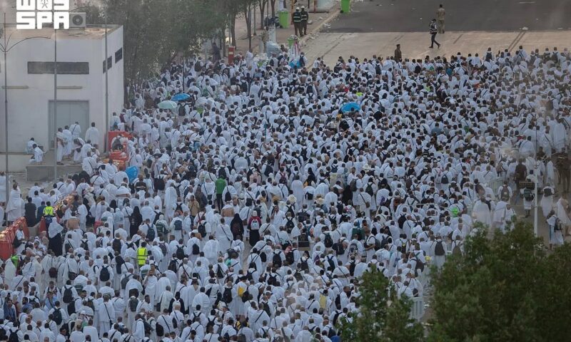 نفرة مزدلفة.. حجاج بيت الله الحرام يسلكون أطول طريق مشاة في العالم