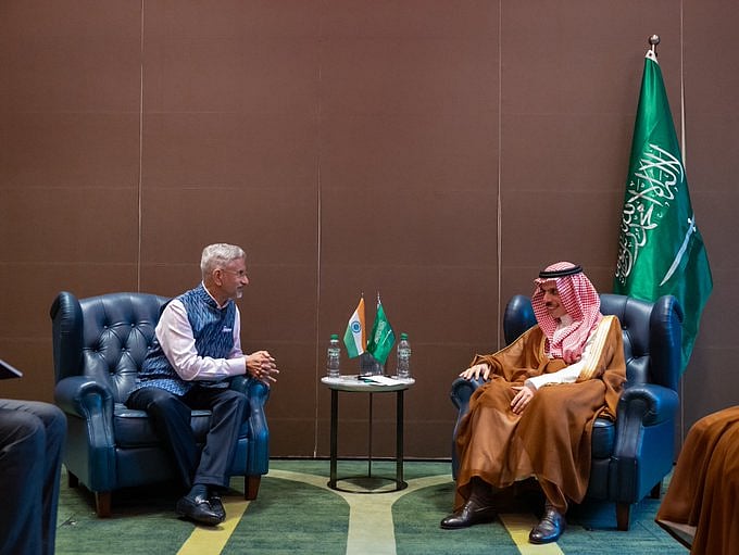 وزير الخارجية يبحث مستجدات الأوضاع مع نظيره الهندي 