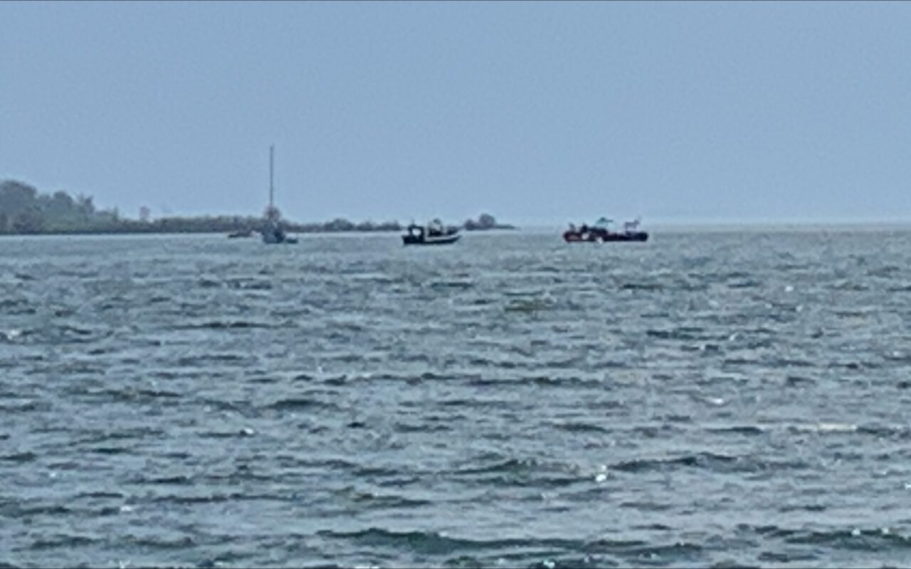 Underwater divers take over search for missing boater in Toronto