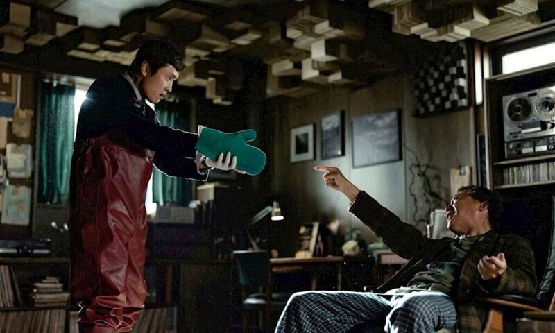الفيلم الكوري “لا خيار آخر” .. سينما الإذلال الطبقي وإنتاج الإنسان المطيع