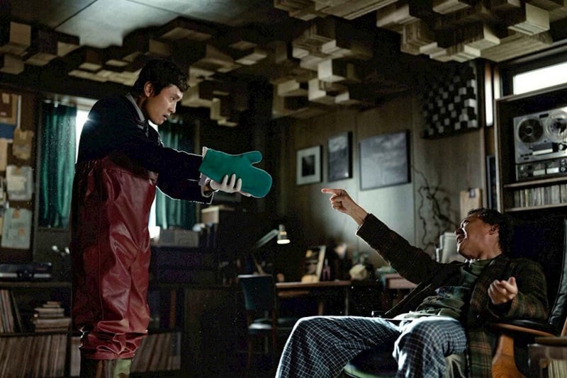 الفيلم الكوري “لا خيار آخر” .. سينما الإذلال الطبقي وإنتاج الإنسان المطيع