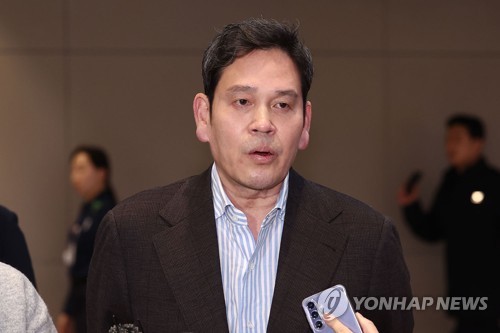 Shinsegae chairman to apologize again over Starbucks Korea’s ‘Tank Day’ event