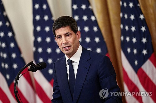 (LEAD) Warsh sworn in as Fed chair; Trump says he wants him to be ‘totally independent’