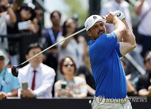 (LEAD) Defending champion DeChambeau grabs share of opening-round lead at LIV Golf Korea