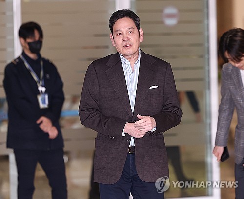 Police step up probe into Shinsegae chief over Starbucks Korea’s ‘Tank Day’ event