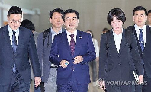 Defense minister to attend annual security forum in Singapore this week