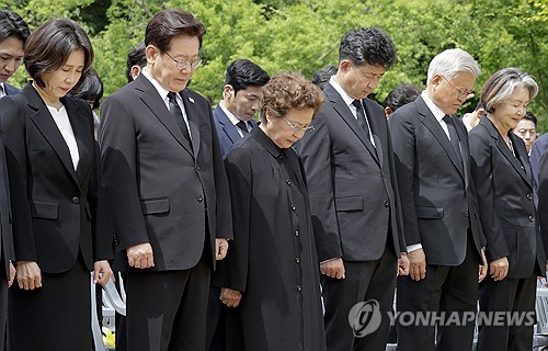 Lee vows to carry on ex-President Roh’s legacy at memorial ceremony
