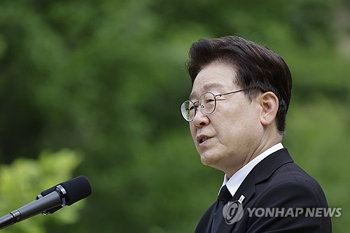 (LEAD) Lee vows to carry on ex-President Roh’s legacy at memorial ceremony
