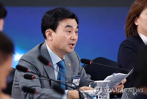 (LEAD) S. Korea aims to launch 1st nuclear-powered submarine in mid-2030s: defense minister