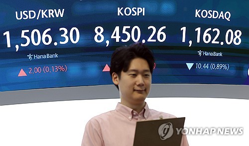 (LEAD) Seoul shares scale to new peak on extended chip rally