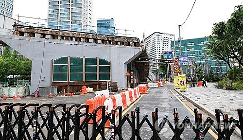 Seoul Subway Line 2 resumes normal operations after safety inspection over overpass demolition
