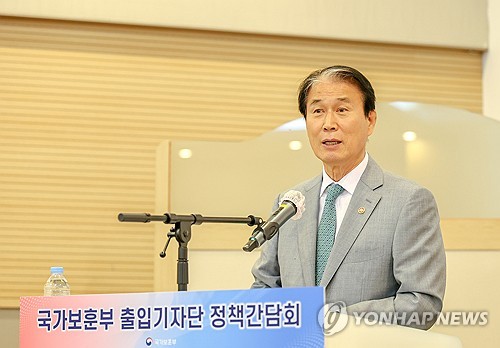 Veterans minister says Starbucks Korea should face public criticism, sanctions over controversial campaign
