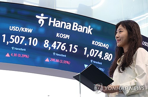 (2nd LD) Seoul shares close at new high on tech rally, Mideast optimism
