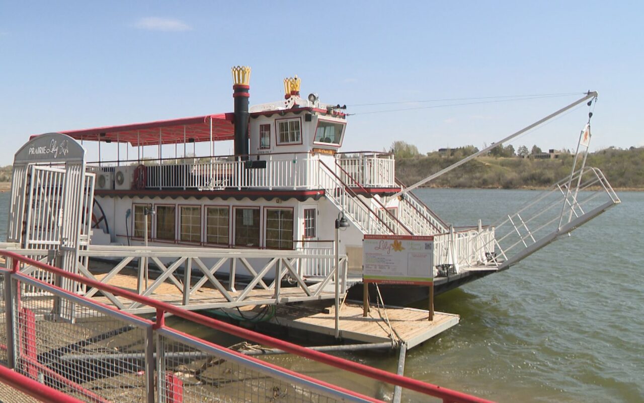 Saskatoon riverboat suspends trips, wants answers on low river levels
