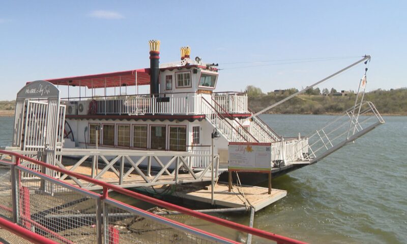 Saskatoon riverboat suspends trips, wants answers on low river levels