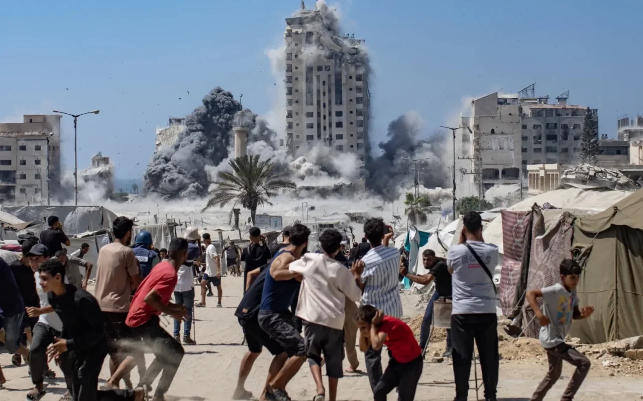 حشر السكان في 9% من قطاع غزّة: الجغرافيا المنكمشة وتداعياتها متعدّدة الأبعاد