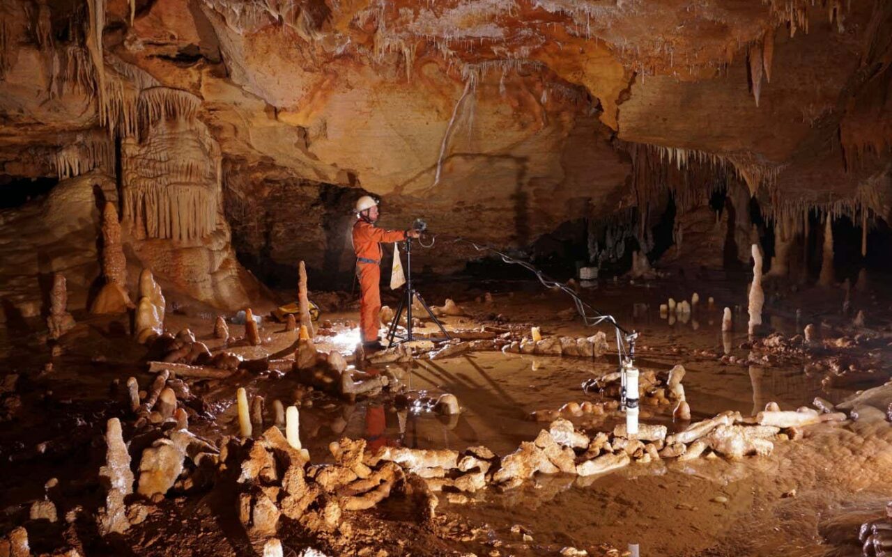 Neanderthal ‘kneeprint’ found next to mysterious stalagmite circle