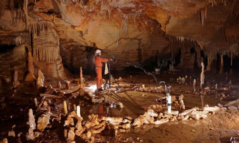Neanderthal ‘kneeprint’ found next to mysterious stalagmite circle