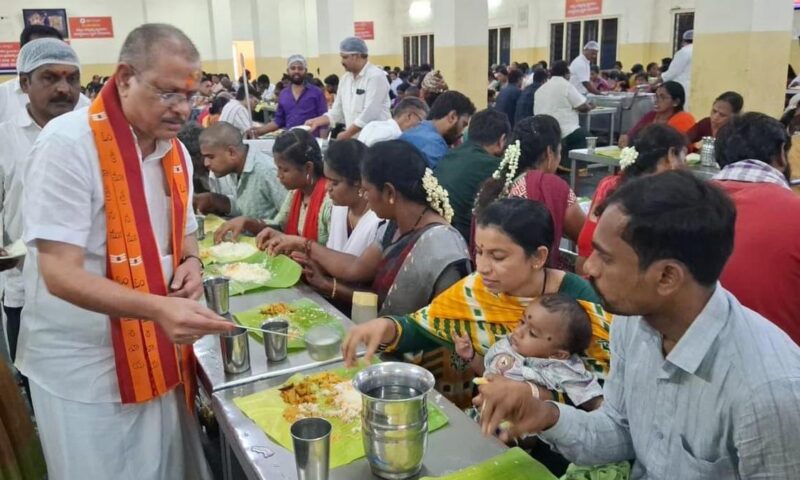 Srisailam temple EO inspects Annaprasadam distribution