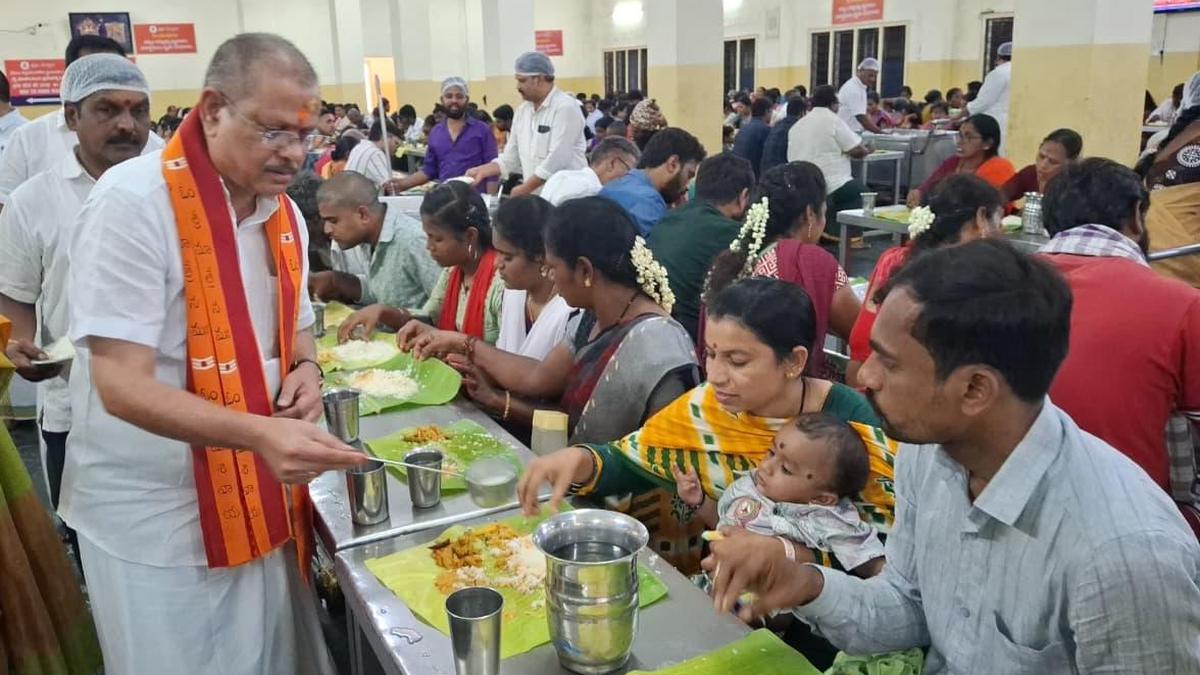 Srisailam temple EO inspects Annaprasadam distribution