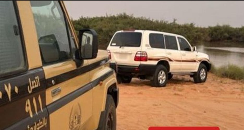 «الأمن البيئي» تضبط مواطنا لدخوله بمركبته في الفياض والروضات البرية بمحمية الملك عبدالعزيز