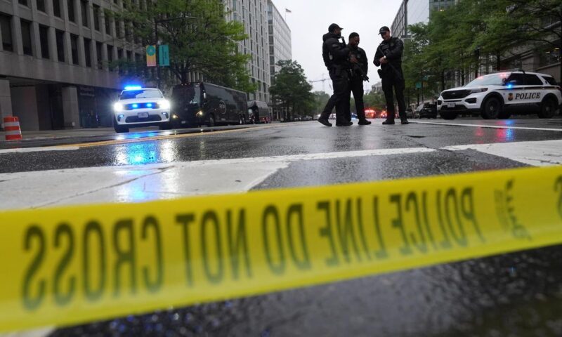 Suspect dead after approaching White House checkpoint with weapon, says U.S. Secret Service