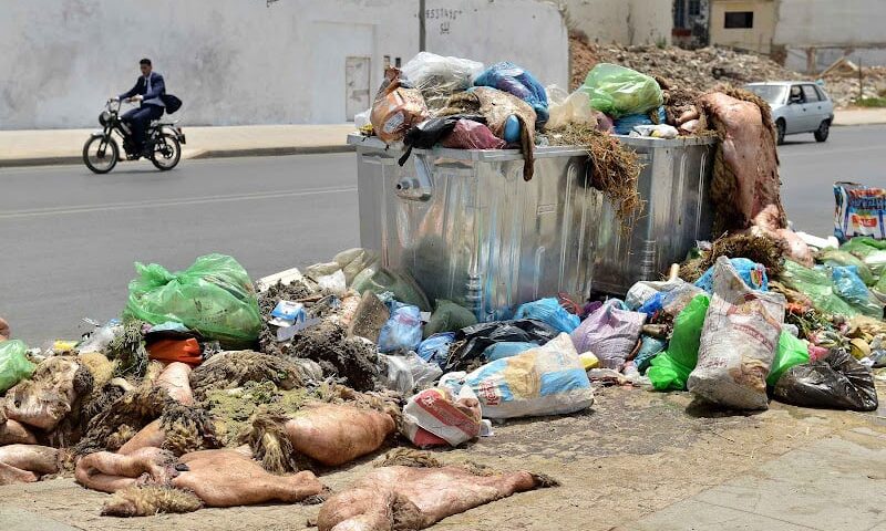 نفايات العيد تستنفر السلطة في طنجة