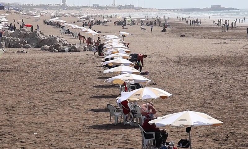 شواطئ البيضاء والمحمدية تخفض الحرارة .. والفوضى تستنفر السلطة