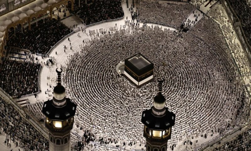 Hajj begins in sweltering heat against backdrop of war fears