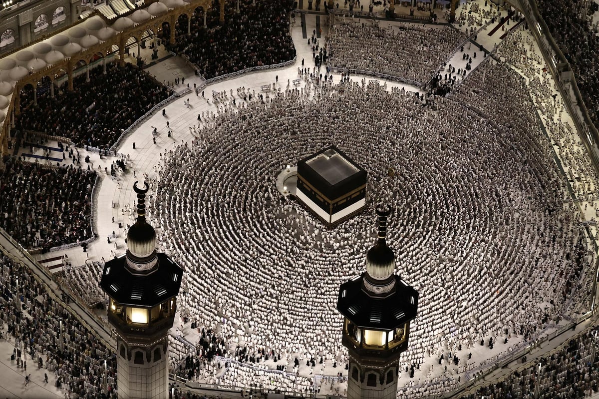 Hajj begins in sweltering heat against backdrop of war fears