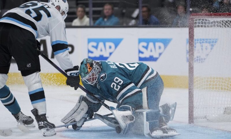 Oilers sign Raty to one-year, two-way contract
