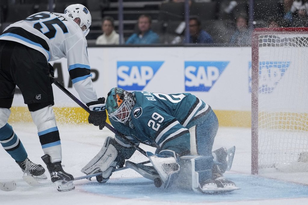 Oilers sign Raty to one-year, two-way contract