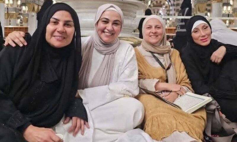صور نجوم الفن والإعلام بملابس الإحرام تتصدر مواقع التواصل