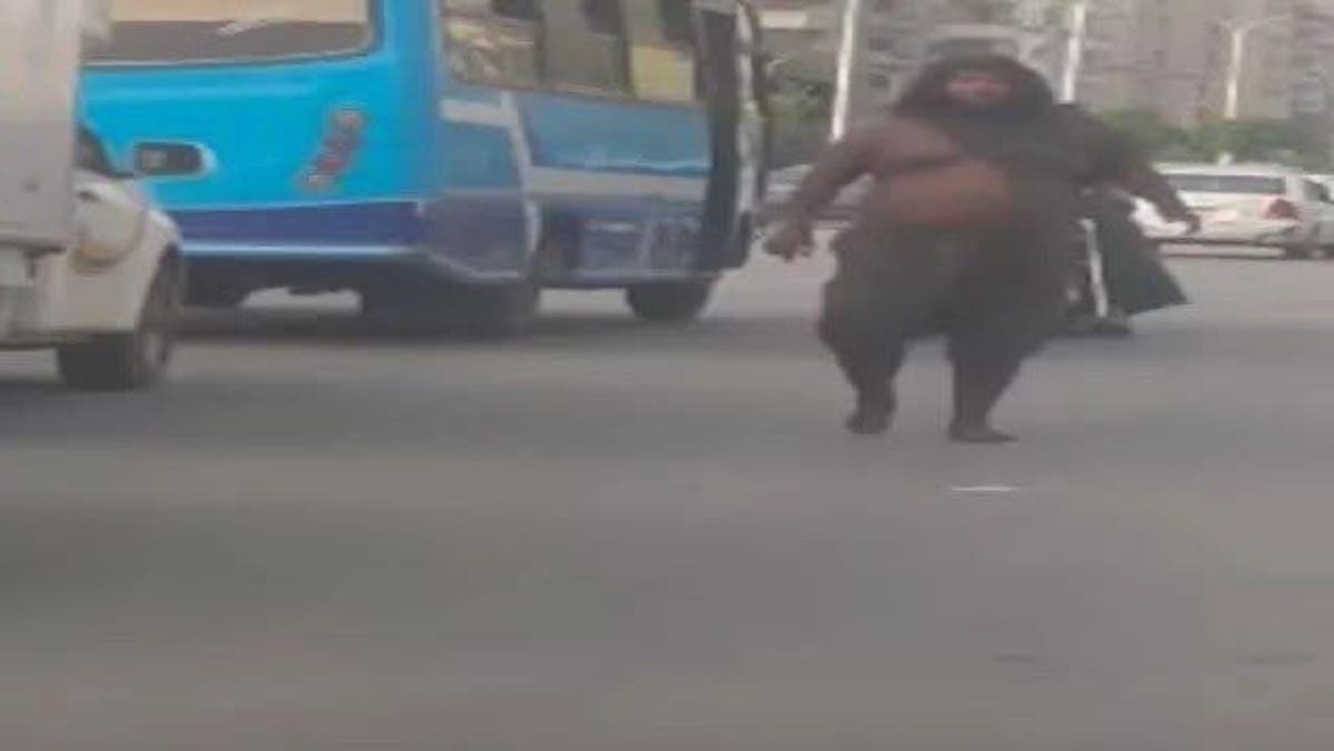 “رجل الغابة”.. عملاق بمظهر غريب يثير الرعب في مصر الجديدة