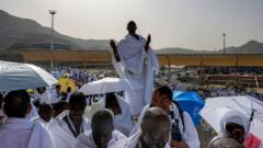 الحجاج يتوافدون إلى صعيد عرفات لأداء “الركن الأعظم”