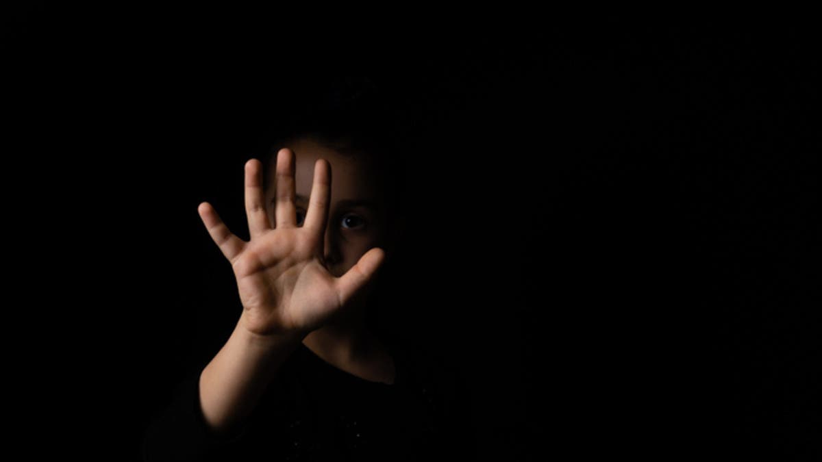 تحرش بطفلة في الشارع وادعى أنها ابنته.. فيديو يشغل المصريين