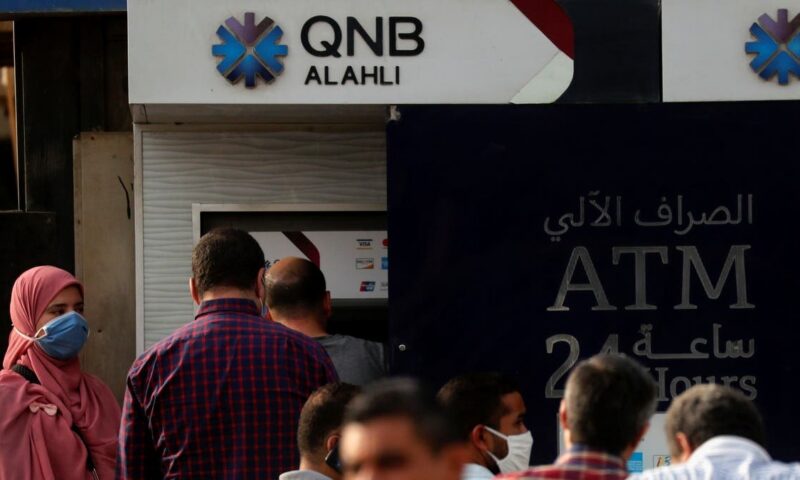 طوابير أمام ماكينات الصراف الآلي في مصر.. وتحركات للحل