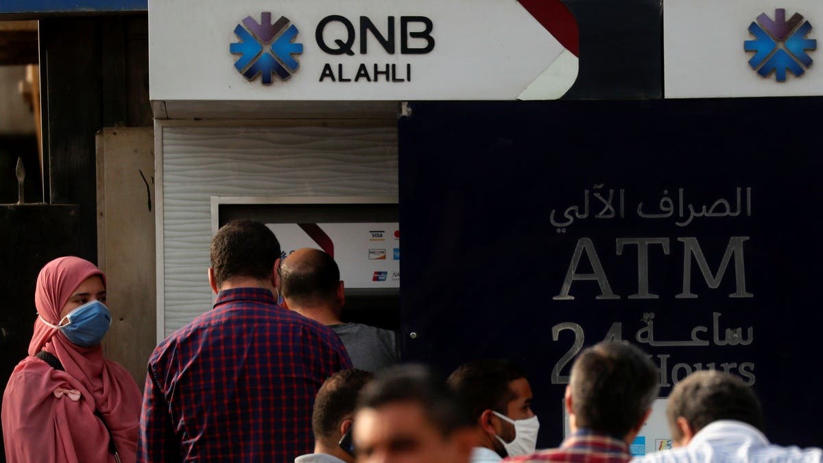 طوابير أمام ماكينات الصراف الآلي في مصر.. وتحركات للحل