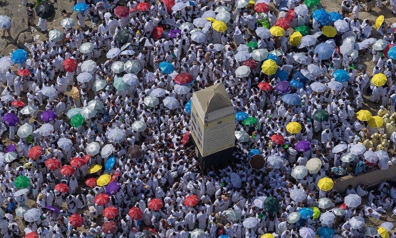 جبل الرحمة.. مشهد مهيب يوحد ملايين الحجاج على صعيد عرفات