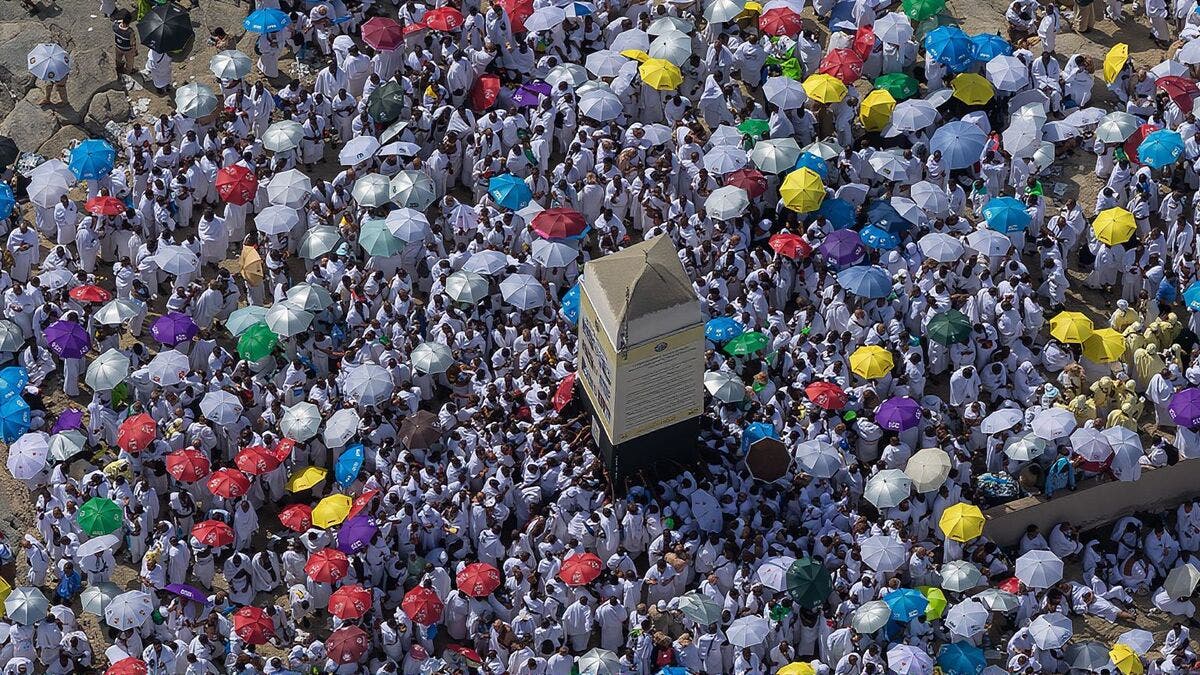 جبل الرحمة.. مشهد مهيب يوحد ملايين الحجاج على صعيد عرفات
