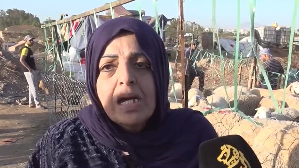 فيديو يغضب الجزائريين.. شاب يهاجم سيدة بسبب دخولها سوقاً للأضاحي