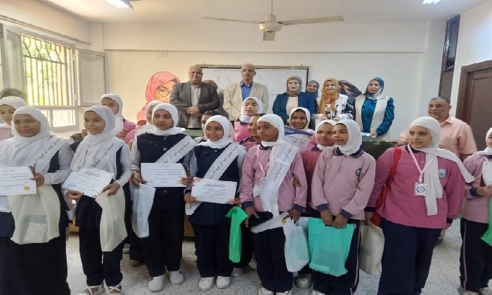 مدير «تعليم قنا» يُكرم 18 طالبة لاجتيازهن البرنامج القومي لتنمية مهارات اللغة العربية