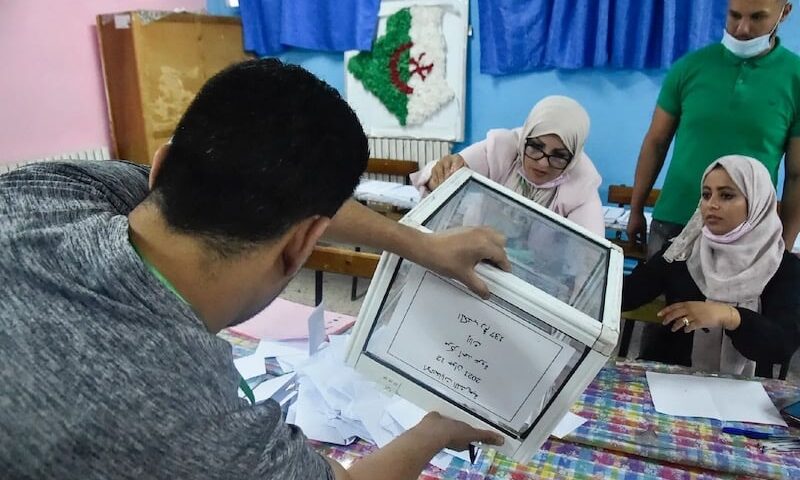 استمرار تحكم العسكر في السياسة يخلق إشكالات ديمقراطية ودستورية بالجزائر