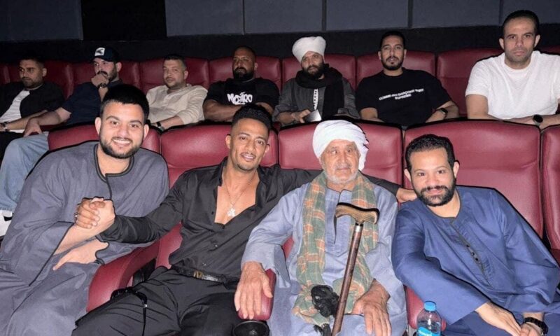 محمد رمضان يصطحب أصحاب أزمة الجلباب الصعيدي لحضور “أسد”