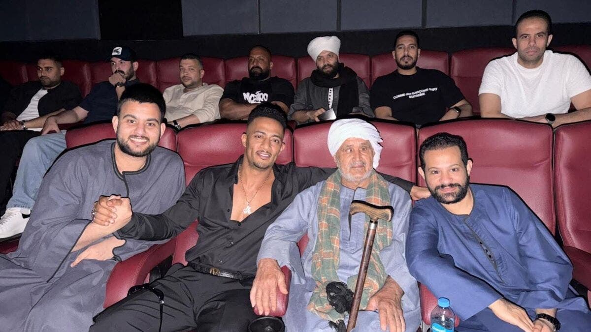 محمد رمضان يصطحب أصحاب أزمة الجلباب الصعيدي لحضور “أسد”